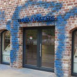 Hämmer und Farbe gegen Immobilienbüros