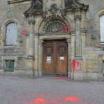 Steine und Farbe gegen Rathaus, Amtsgericht und Banken bei Demo