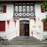 Polizeiposten mit Farbe angegriffen