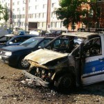 Drei Polizeiautos abgefackelt