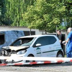 Vier Autos von Wohnungsbaugesellschaft brennen