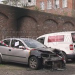 Drei Autos neben JVA brennen