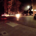 Feu au carrefour et destruction des véhicules de police
