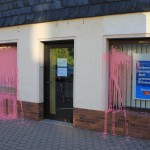 Farbe gegen AfD-Büro und Scheibe eingeworfen