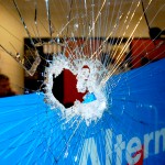 Scheibe bei AfD kaputt, Buttersäure verschüttet