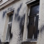 Farbe und Steine gegen AfD-Parteibüro