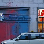 Farbanschlag auf Bundeswehr Showroom