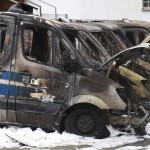 Sechs Polizeiwagen abgefackelt