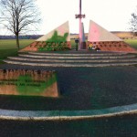 Farbe gegen Kriegsdenkmal