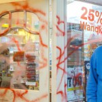 Farbe gegen rechtsoffenen Buchladen