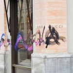 Farbe gegen zahlreiche Luxusboutiquen