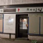 Quartiersbüro, Autos und Polizeiwagen beschädigt