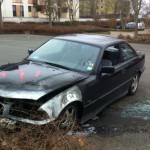 Drei Autos von Rechten angezündet