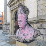 Farbe gegen Büste von Papst