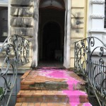Farbe und Kleber gegen Wohnhaus von Akif Pirinçci