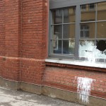 Farbe und Steine gegen Jobcenter