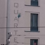Farbe und Steine gegen Objekte der Gentrifizierung