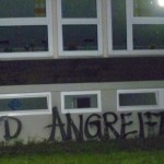 Farbe und Steinen gegen AfD-Veranstaltungsort