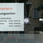 Steine und Farbe gegen Büro von Katrin Vogel (CDU)