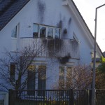 Farbe gegen Haus und Motorroller von AfD-Funktionären