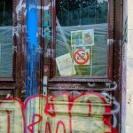 Glasbruch nach rassistischen Aushängen