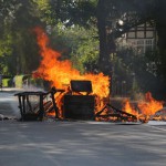 Barrikaden und Naziauto brennen wegen Naziaufmarsch