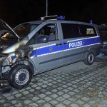 Drei Polizeiautos angezündet