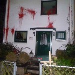 Farbe gegen Haus von AfD-Familie