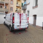 Farbe gegen Häuser von zwei Rechten