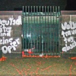 Farbe gegen Nazigedenktafeln