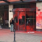 Farbe und Steine gegen Ausländerbehörde