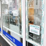 Farbe und Steine gegen Deutsche Bank