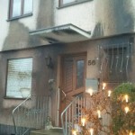 Sachschaden an PKWs und Hausfassade von Rassisten
