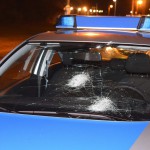 Steine gegen fünf Polizeiautos
