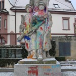 Farbe gegen Kriegerdenkmal