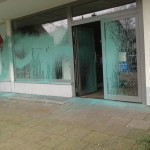 Steine und Farbe gegen Lokalitäten mit AfD-Bezug
