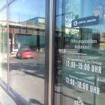 Steine gegen Immobilienbüro
