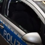 Steine gegen Polizeistreife