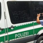 Scheiben bei 15 Polizeifahrzeugen zerkratzt