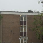 Farbe gegen Gebäude der Bereitschaftspolizei