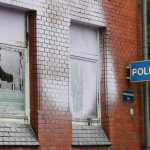 Farbe und Steine gegen Polizeiwache