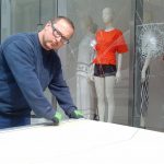 In der Rostocker Innenstadt sind die Scheiben mehrere Läden in der Nacht von Freitag auf Samstag von Unbekannten beschädigt worden. Insgesamt 16 Schaufenster und eine Eingangstür gingen zu Bruch.