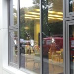 Hämmer, Steinen und Farbe gegen Bundesdruckerei und DuMont Mediengruppe