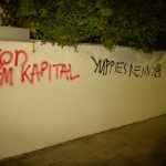 Zahlreiche Graffitis an Wänden und Autos