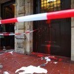 Farbflaschen und Steine gegen Amtsgericht Altona
