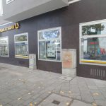 Brennende Autoreifen und Glasbruch