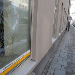 Steine und Farbe gegen Commerzbank