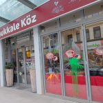 Farbe und Steine gegen Restaurant und Supermarkt