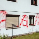 Angriff auf Wohnhaus und Auto