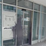 Farbflaschen gegen Jobcenter